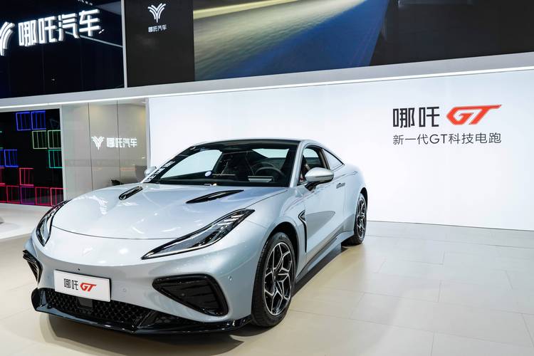 佛山262哪吒汽车在智能汽车领域的表现，领途汽车在新能源汽车市场中的影响力